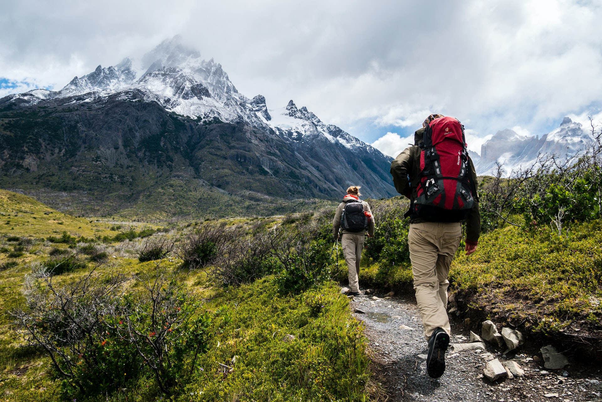 hiking-mountain-couple